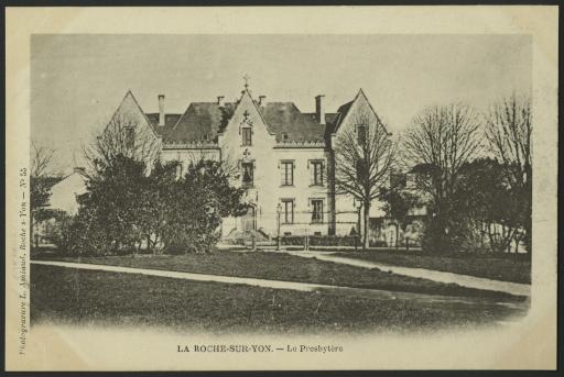 La façade du presbytère donnant sur la place Gouvion (vues 1-7), la bibliothèque paroissiale Saint-Louis (vue 8) / Dugleux phot. (vue 4) ; Mme Milheau phot. (vue 5).